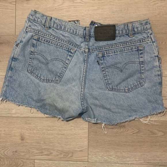 Levis’s high waisted Jean shorts - light wash - Picture 2 of 3